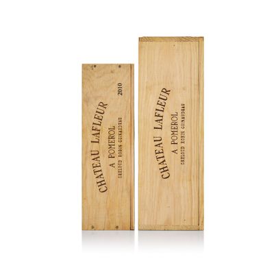 deux caisses en bois ornées d'étiquettes de vin, posées l'une à côté de l'autre