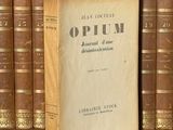 un livre posé sur une table, à côté d'une pile de livres