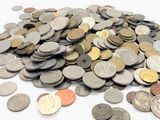 une pile de pièces de monnaie posée sur une surface blanche