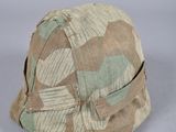 casque orné d'un motif de camouflage sur fond blanc