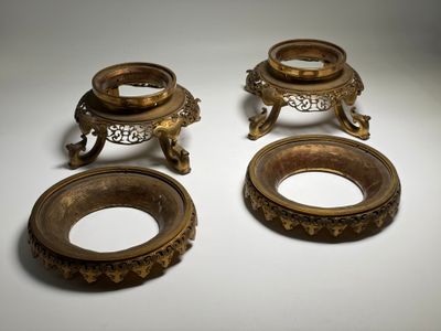 trois bougeoirs en laiton vieilli sur fond blanc