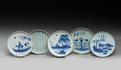 six assiettes bleues et blanches ornées de motifs, posées sur une table