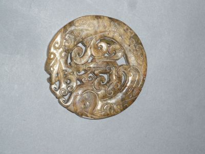 une image représentant une broche en or ornée d'un motif