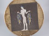 une photo d'une assiette sur laquelle figure l'image d'une femme