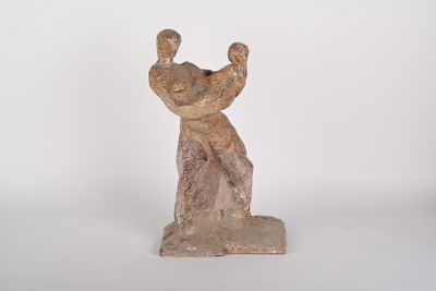 statue d'un homme tenant un bébé dans ses bras, sur fond blanc