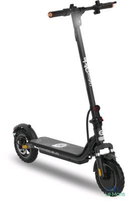 gros plan d'un scooter sur fond blanc