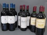 plusieurs bouteilles de vin sont alignées sur une table