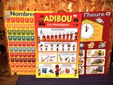 tout un tas de jouets différents exposés sur la table