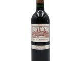une bouteille de vin rouge posée sur une table blanche