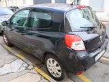 une petite voiture noire garée sur le bord de la rue