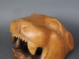 sculpture en bois représentant une tête de lion la gueule ouverte