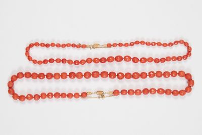 Travail français Deux colliers De perles de corail facetté, …