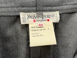 un gros plan sur une étiquette au dos d'une robe