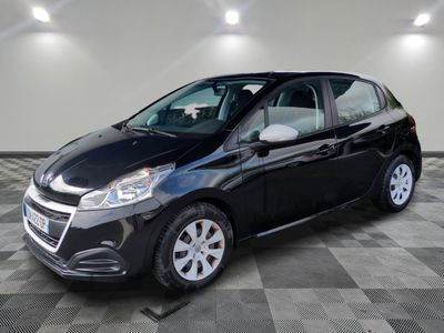 la voiture noire est garée sur un sol en damier dans le garage