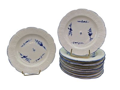 une pile d'assiettes ornées de motifs bleus et blancs