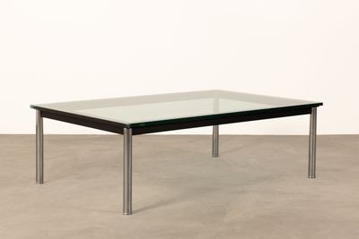 une image d'une table en verre avec des pieds en métal et un plateau en verre
