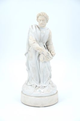 une statue représentant une femme assise sur un socle