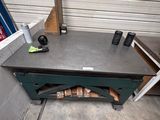 une table sur laquelle il y a beaucoup de bois