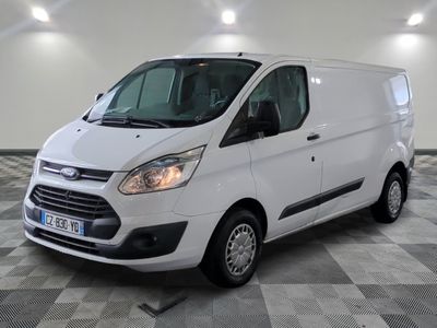 la camionnette blanche est garée sur un sol carrelé en damier