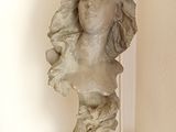 une statue de femme assise sur une table