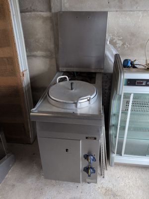 une image d'une cuisine avec une cuisinière et un réfrigérateur