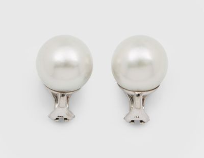 une paire de boucles d'oreilles en perles blanches sur fond blanc