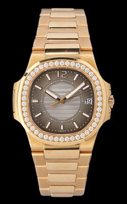 un gros plan d'une montre en or dont le cadran est orné de diamants