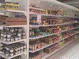 de nombreux rayons dans le magasin proposant différents types de boissons