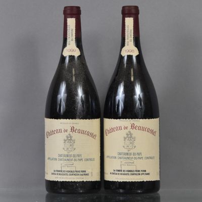 deux bouteilles de vin rouge posées sur une table