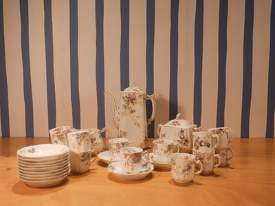 beaucoup d'assiettes et de tasses sur la table