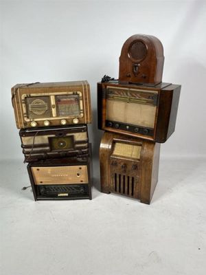 deux radios à l'ancienne posées l'une à côté de l'autre sur une surface blanche