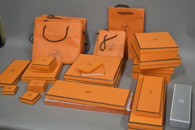 de nombreux sacs orange posés les uns à côté des autres sur une table