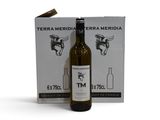 une bouteille de vin blanc posée à côté d'un carton de vin