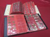 beaucoup de pièces dans un livre posé sur une table rouge
