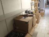 de nombreux cartons posés sur le sol de la pièce
