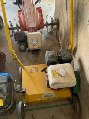 une petite machine posée contre le mur d'un immeuble