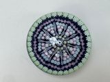 une assiette bleue et verte ornée d'un motif floral