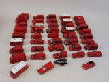 beaucoup de petites voitures et de camions rouges sur la table