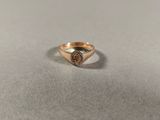 une image représentant une bague en or ornée d'un cœur