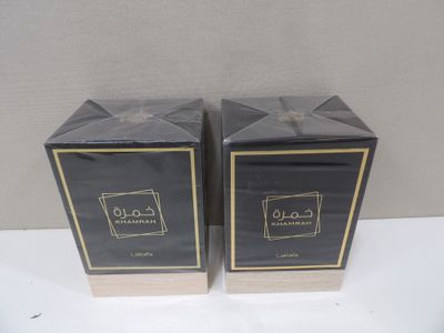 deux boîtes noires ornées de bordures dorées, posées sur une table