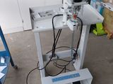 une machine posée sur une table dans une pièce