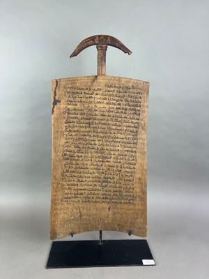 un vieux bout de papier sur lequel repose un marteau
