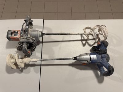 deux outils posés sur un sol carrelé