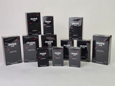 plusieurs boîtes contenant différents types de préservatifs posées sur une surface blanche