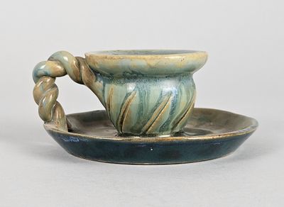 une tasse et une soucoupe posées sur une soucoupe