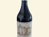 une bouteille de vin posée sur une table