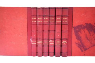 Les quatre livres sont alignés les uns à côté des autres sur une surface blanche.