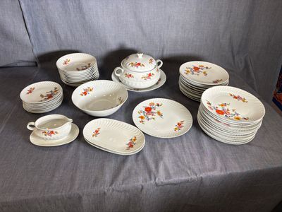 beaucoup d'assiettes et de tasses posées sur une table