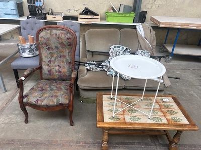 deux chaises, une table et une chaise dans une pièce