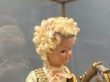 une poupée assise devant un miroir